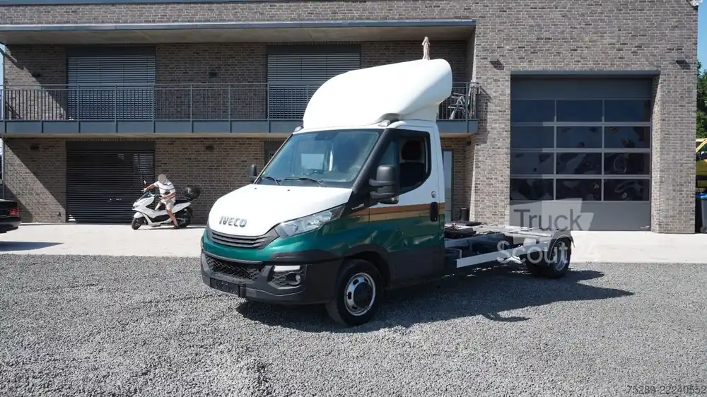 Véhicule tracteurIVECO 35C21 SZM Doppelbereifung Klima City Sattel Commande En Gros