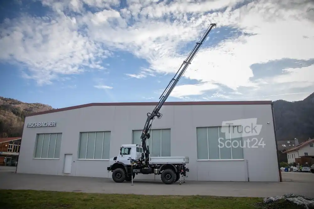 Camion grueMercedes-Benz Unimog Kranimog U4023 mit Ladekran und Seilwind Offre Exclusive