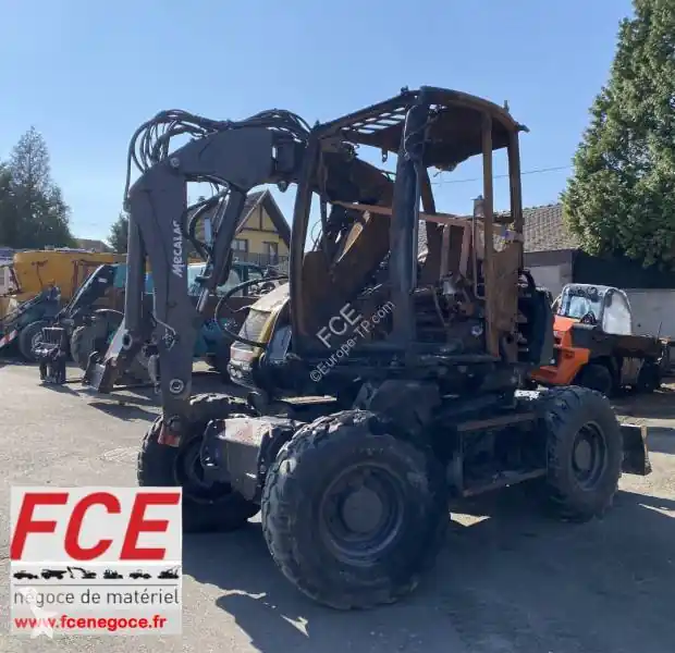 Pelle sur pneus Mecalac 7 MWR Origine Française endommagée Gazoil accidentée Petit Prix