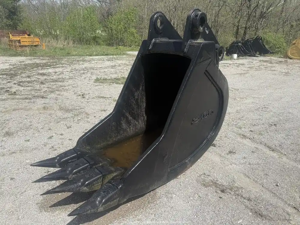 ESCO 32 DIGGING BUCKET W/ RIPPER Populaire