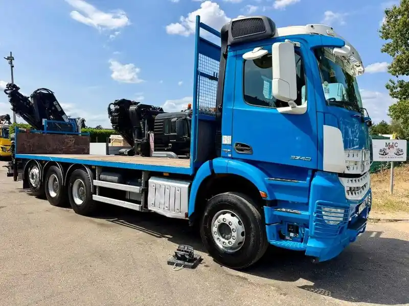 Nouveauté Camion plateau, Camion grue Mercedes-Benz AROCS 3240 8x4 + CRANE HIAB 166 E-5 - ROTATOR 5+6 F - RADIO - PLATFORM 7m50 - HUB REDUCTION - LIFT + STEERING AXLE - EURO 6 - FR TRUCK