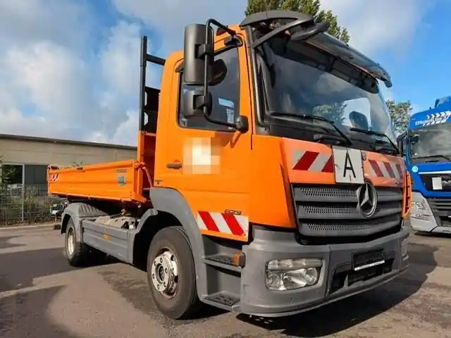 Utilitaire benne Mercedes-Benz 823 Marque